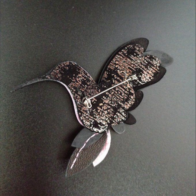 Dos de la broche colibri noir et roses, avec attache en laiton fixée sur le cuir.