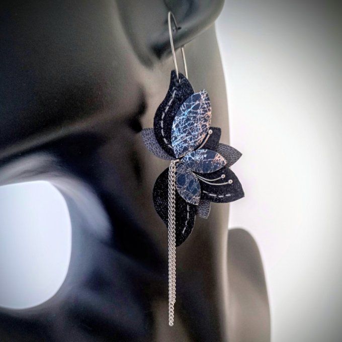 Créole inox Amaryllis, fleur de cuir marine, bleu et argent portée