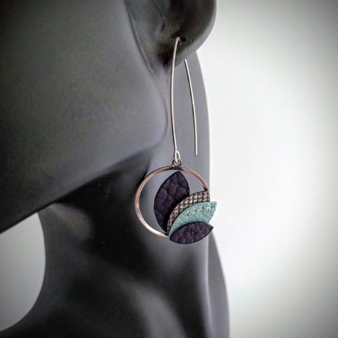 Boucles d’oreilles Calista coloris Mirage portées : anneau léger avec feuilles en cuir violet, turqu