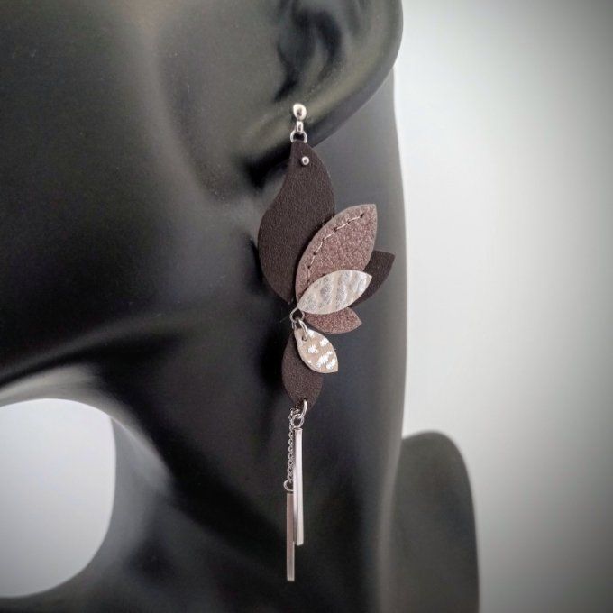 Boucle d'oreille Écho de cuir - Ombre givrée portée.