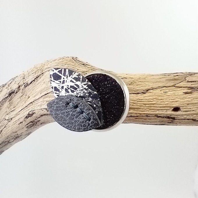 Zoom sur 1 boucle d'oreille Pétales de lune - Minuit, détail des cuirs aux tons bleus cousus main