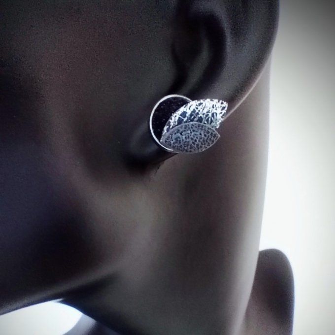 Boucle d'oreille Pétales de lune - Minuit portée, bijou discret et profond en cuir bleu cousu main
