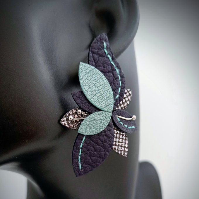 Boucle d'oreille Lys - Mirage portée. Bijou floral coloré comme posé sur l'oreille.