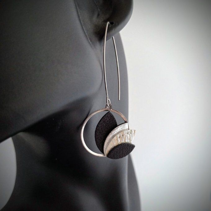 oucle d’oreille Calista Éclipse portée : anneau léger avec quatre petites feuilles en cuir noir et a