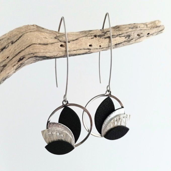 Boucles d’oreilles Calista coloris Éclipse montrées en gros plan : anneaux argentés de 2,5 cm ornés 