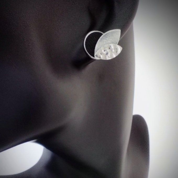 Boucle d'oreille Pétales de lune -Éclipse, cuir noir et argent portée
