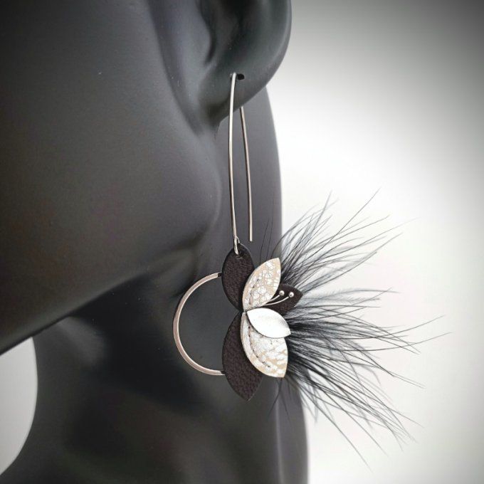 Boucle d’oreille Evanescence portée, mettant en valeur sa longueur, sa légèreté et son style bohème 