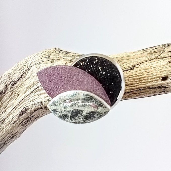 Gros plan sur une boucle d'oreille Pétales de lune -  Rose comète, détail des pétale en cuir