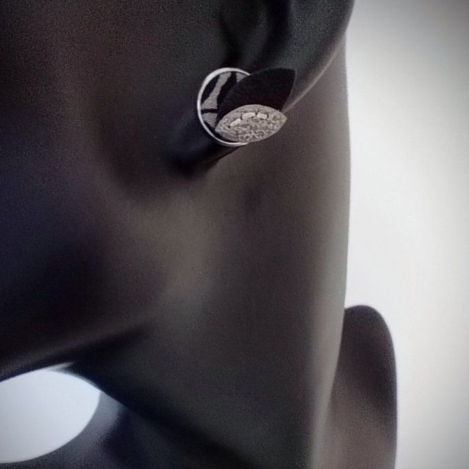 Puce d'oreille Pétale de lune - Sable cendré portée. Puces avec pétales de cuir et tissu