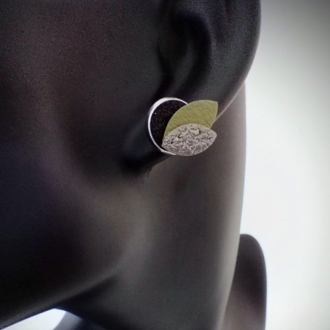 Boucle d'oreille Pétales de lune - Sous-bois portée, bijou léger aux nuances nature inspirées de la 