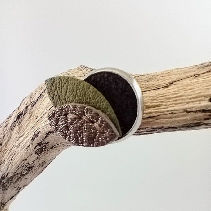 Gros plan sur une boucle d'oreille Pétale de lune - Sous bois, détail du cuir marron & vert cousu ma