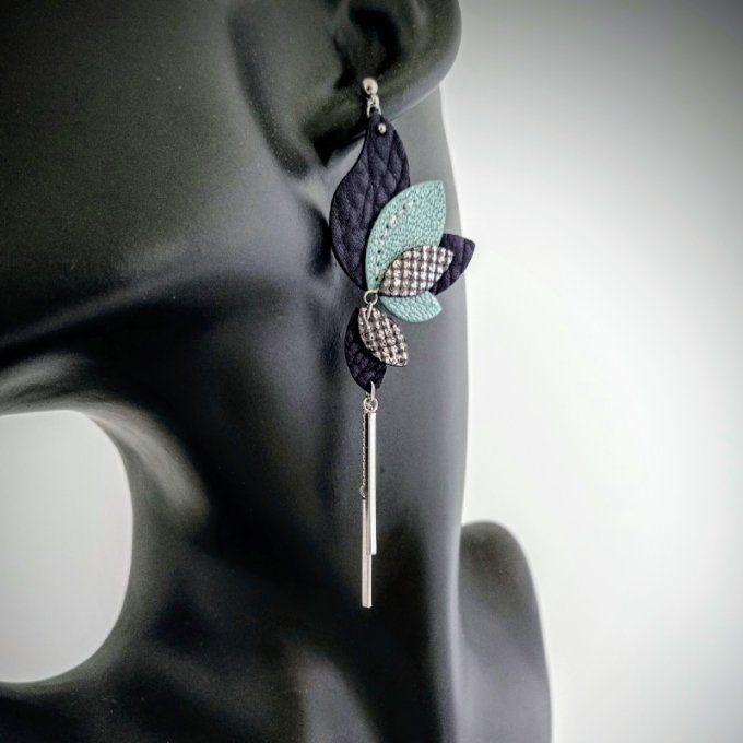 Boucle d'oreille Écho de cuir - Mirage portée. Un modèle tout en longueur et légèreté.