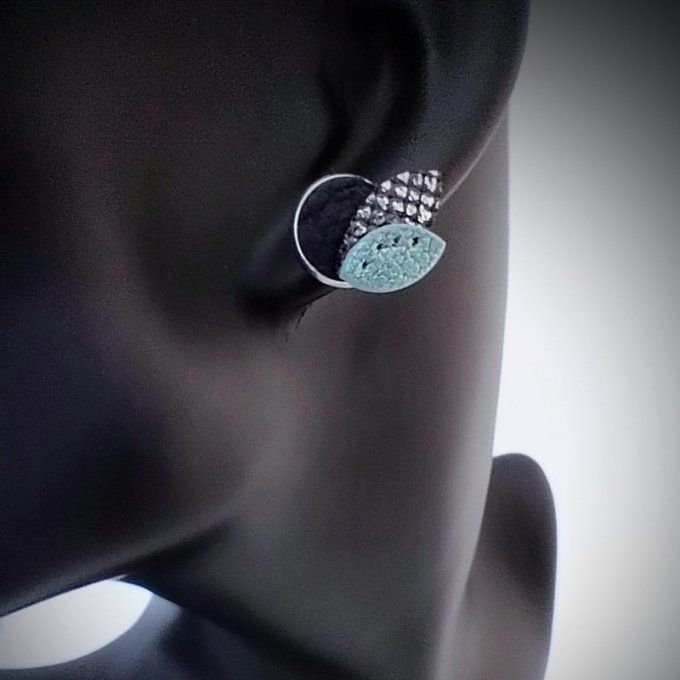 Boucle d'oreille Pétale de lune - Mirage portée.Un bijou en cuir coloré en cuir cousu main violet et