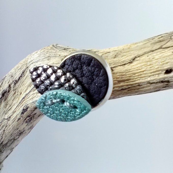 Gros plan sur une boucles d'oreille Pétales de lune - Mirage, détail des pétales de cuir turquoise n