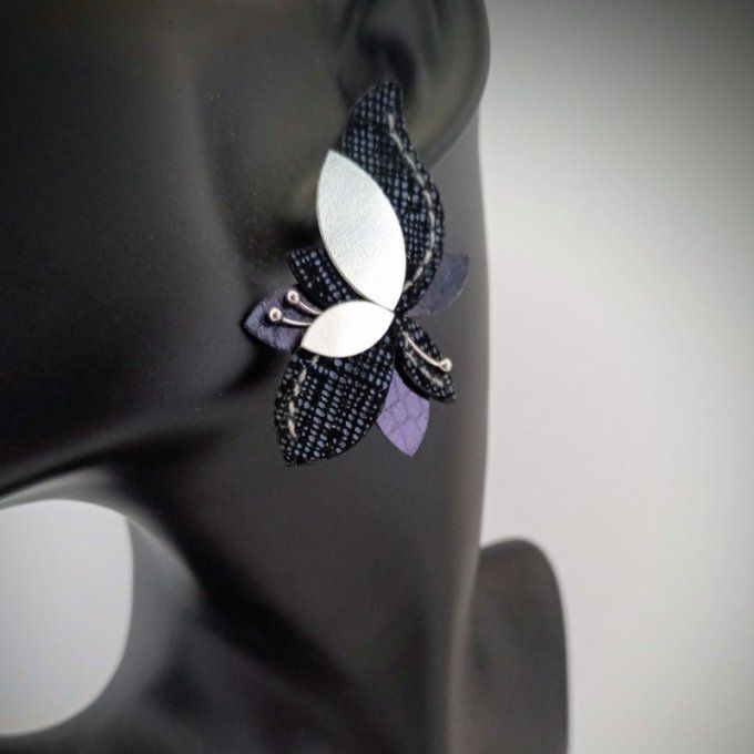 Boucle d'oreille Lys, Nuit marine portée. Un bijou original fait main.