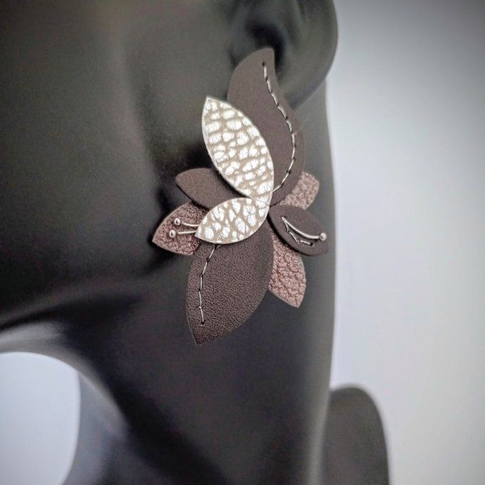 Boucle d'oreilles Lys en cuir marron froid, sable et argent portée. Un bijou fait main chic et origi