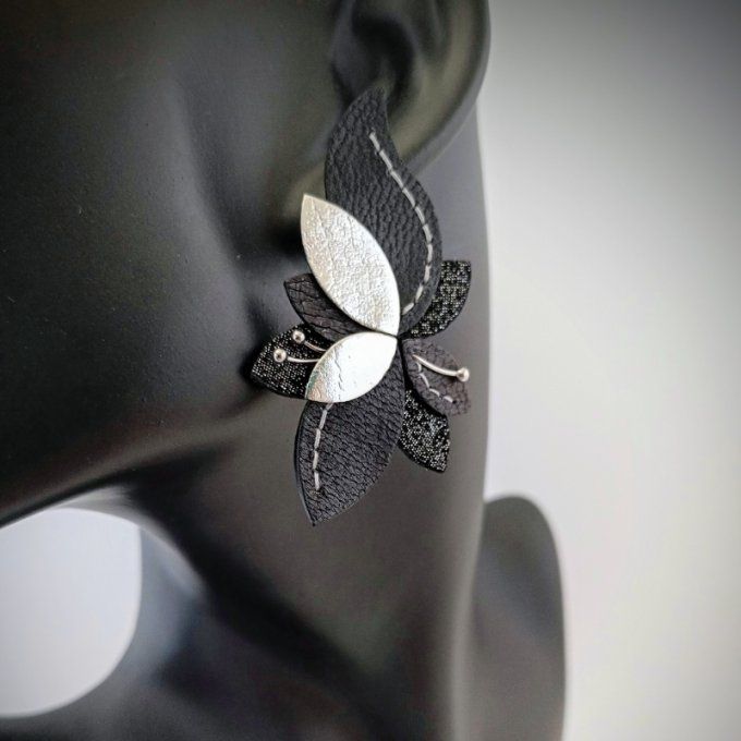 Boucle d'oreille Lys, Galaxie portée? Bijou chic et contrasté en cuir noir, pailleté et argent