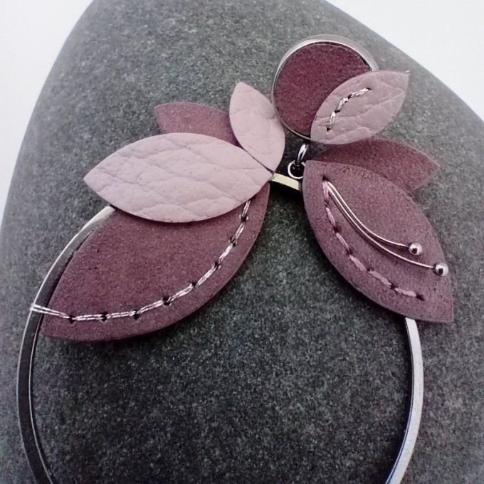 Gros plan sur la boucle  d'oreille Orphée Rose Pétale : cuir découpé façon feuillage, nuances pastel