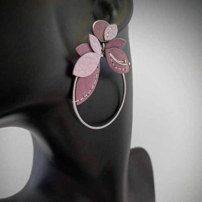 Boucle d'oreille Orphée Rose Pétale portée : feuillage de cuir rose tendre sur anneaux inox argentés