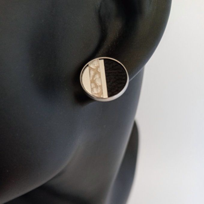 Boucles d’oreilles Orbe – Éclipse portées, puces rondes en inox et cuir noir et argent