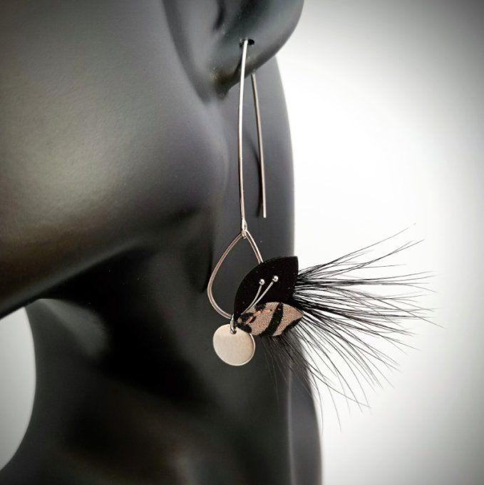 Boucle d'oreille Sylphide portée, un souffle noir et sable à l’oreille.