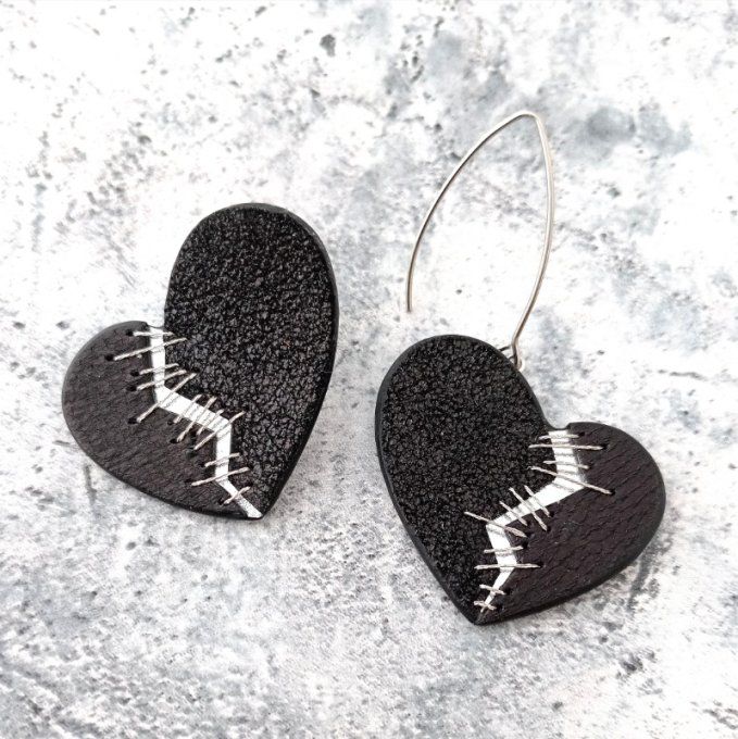Boucles d'oreilles coeur fendu recousu en cuir noir et argent , modèle  fait main sur clou ou croche