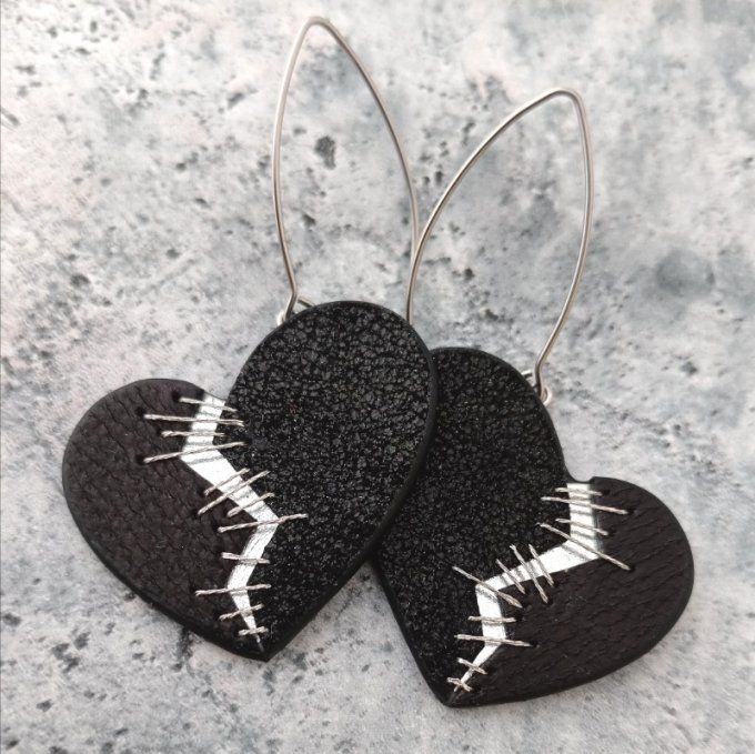 Boucles d'oreilles coeurs fendus recousus sur crochets longs en acier inox