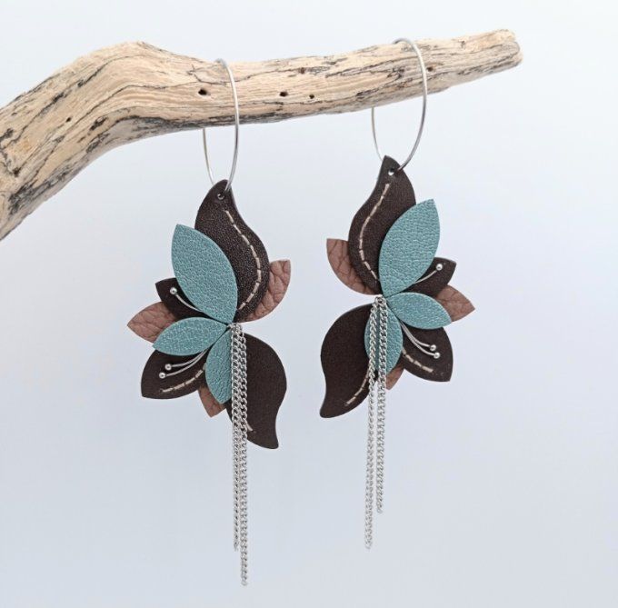 Boucles d’oreilles Amaryllis coloris Brun Azuré en cuir brun et turquoise. Fines créoles à fleurs tr