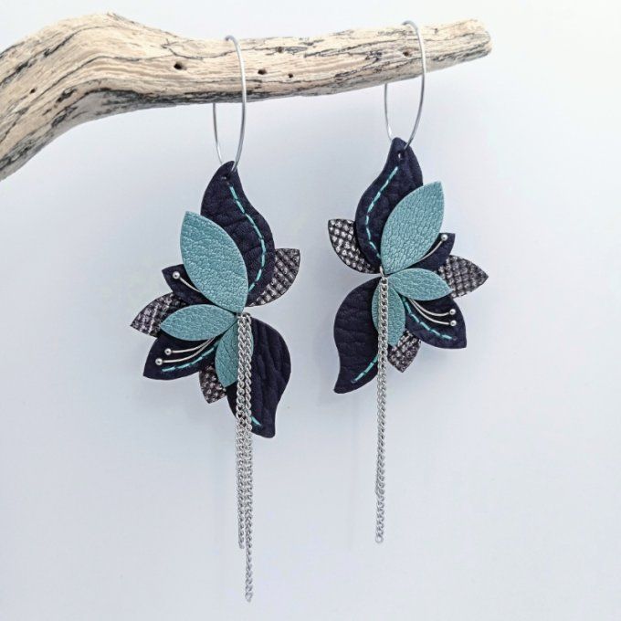 oucles d’oreilles Amaryllis coloris Mirage en cuir cousu main de couleur violette, turquoise et arge