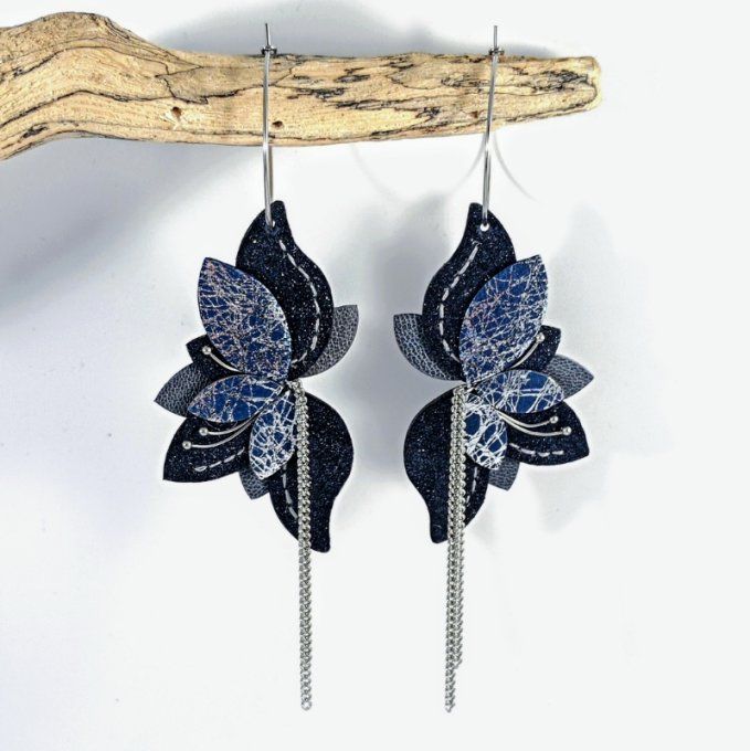 Boucles d'oreilles créoles Amaryllis, fleurs de cuir teintes bleu et argent