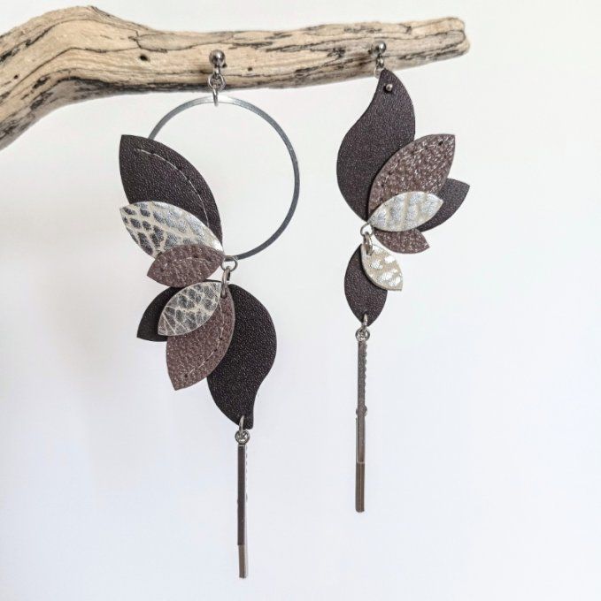 Boucles 'oreilles asymétriques  Écho de cuir, marron, sable et argent, vue de face