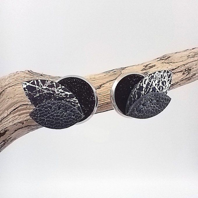 Boucles d'oreilles pétales de lune, vue de face en cuir marine pailleté
