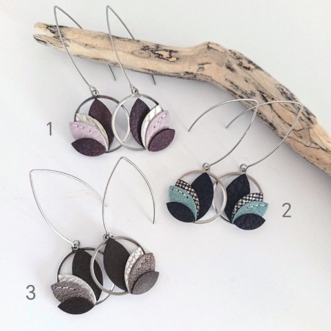 Les trois coloris des boucles d’oreilles Calista présentés côte à côte : Prune Rosée, Mirage et Ombr