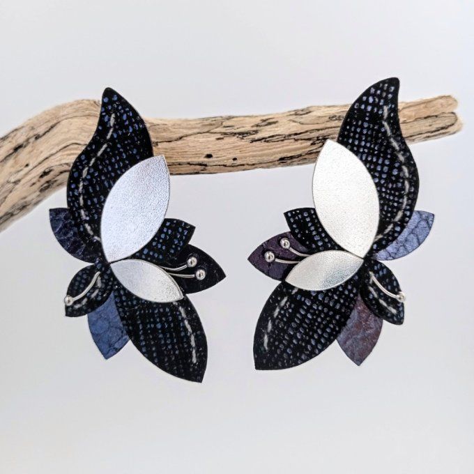 Boucles d'oreilles Lys, coloris nuit marine, tons bleus et argent, vues de face.