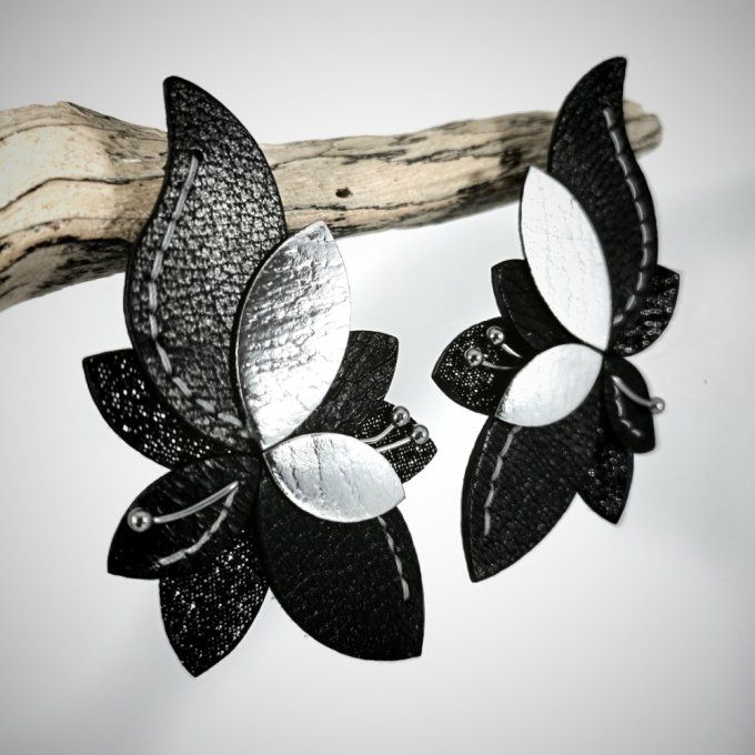 Boucles d'oreilles Lys, coloris Galaxie, en cuir noir, pailleté et argent.
