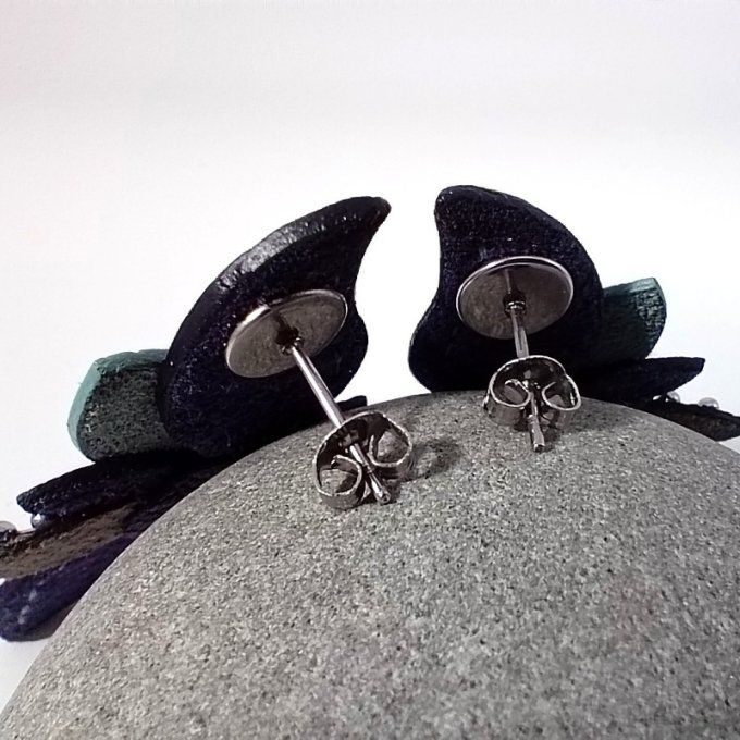 Boucles d'oreilles Lys, détail des attaches clous à poussoir en inox argenté.