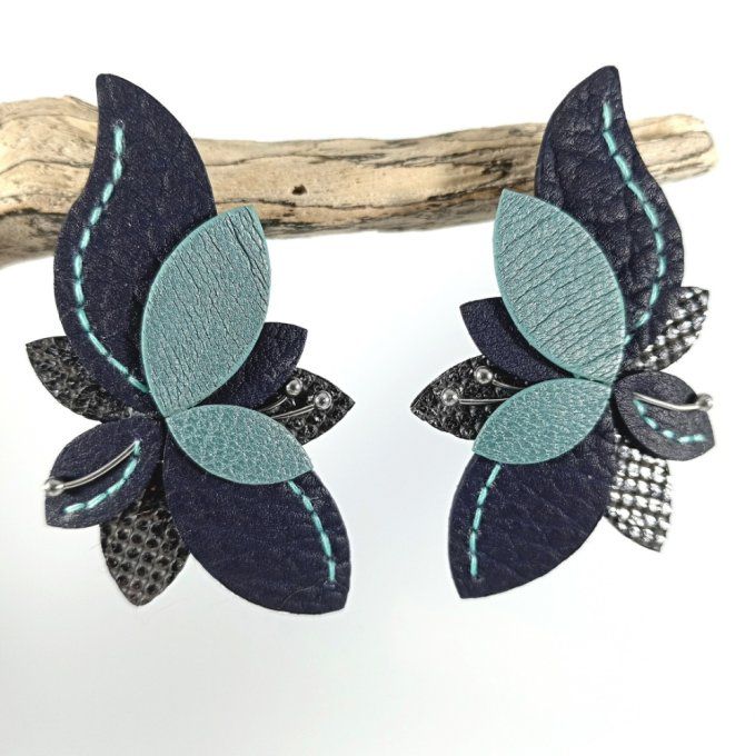 Boucles d'oreilles Lys - Mirage, en cuir violet, turquoise et argent, vues de face
