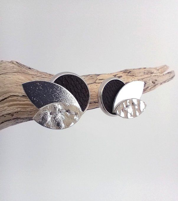 Boucles d'oreilles Pétales de lune - Éclipse, vues de face. Cuir noir et pétales argentées cousues m