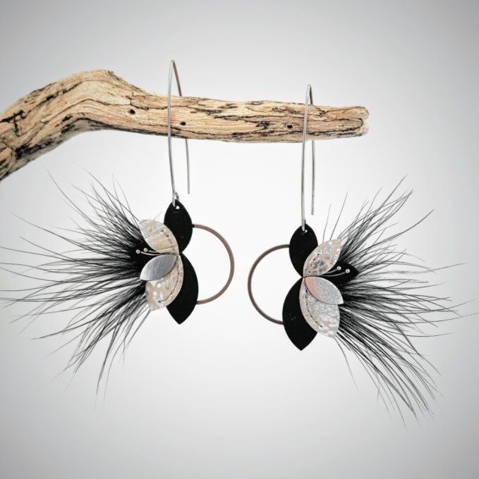 Paire de boucles d’oreilles Evanescence en cuir noir et argenté, formes florales découpées et cousue