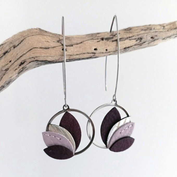 Boucles d’oreilles Calista en coloris Prune Rosée, : anneau fin décoré de quatre petites feuilles en