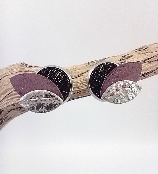 Boucles d'oreilles Pétales de lune - Rose comète, vues de face. Puces cuir noir rose & argent