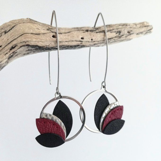 Boucles d’oreilles Calista coloris Rouge Métal en gros plan : anneaux décorés de feuilles en cuir ro