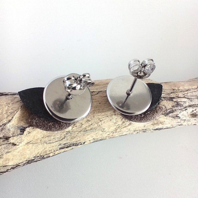 Attaches en acier inox argenté des boucles d'oreilles Pétales de lune - Sable cendré, vue arrière de