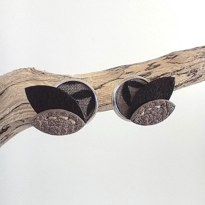 Boucles d'oreilles Pétales de lune - Sable cendré, vues de face, tissu & cuir sable et noir