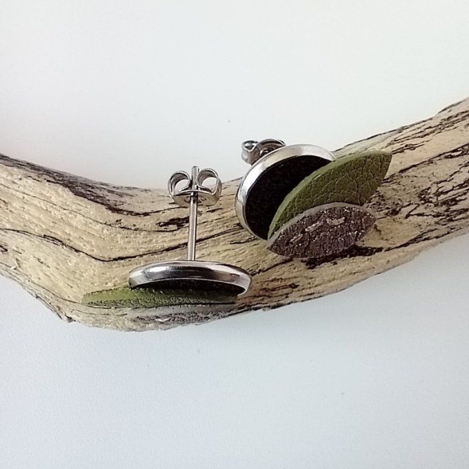 Vue arrière des boucles d'oreilles Pétales de lune - Sous-bois, montrant l'attache en acier inoxydab