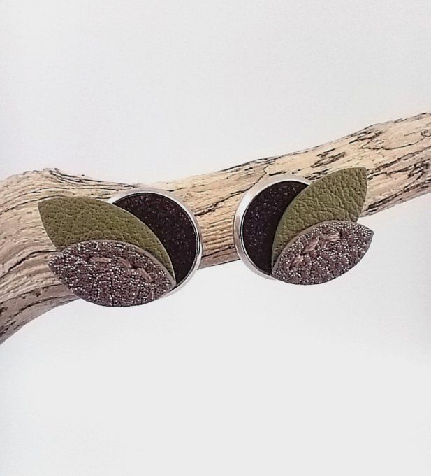 Boucles d'oreilles Pétales de lune - Sous bois vues de face, support rond en inox et cuir marron à p