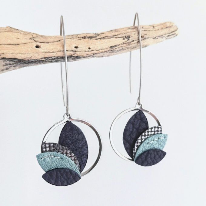 Boucles d’oreilles Calista coloris Mirage, montrées en vue rapprochée : anneau argenté orné de feuil