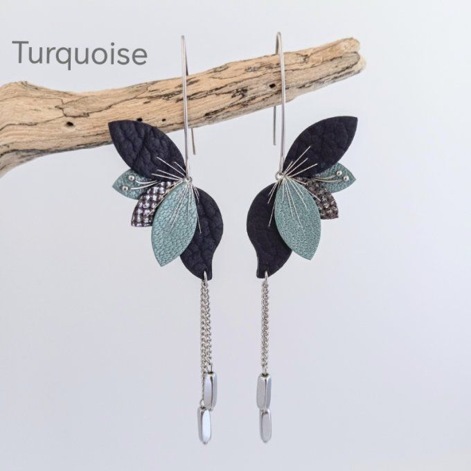 Boucles d’oreilles Lyria en cuir violet foncé, turquoise nacré et argent vieilli, modèle artisanal p