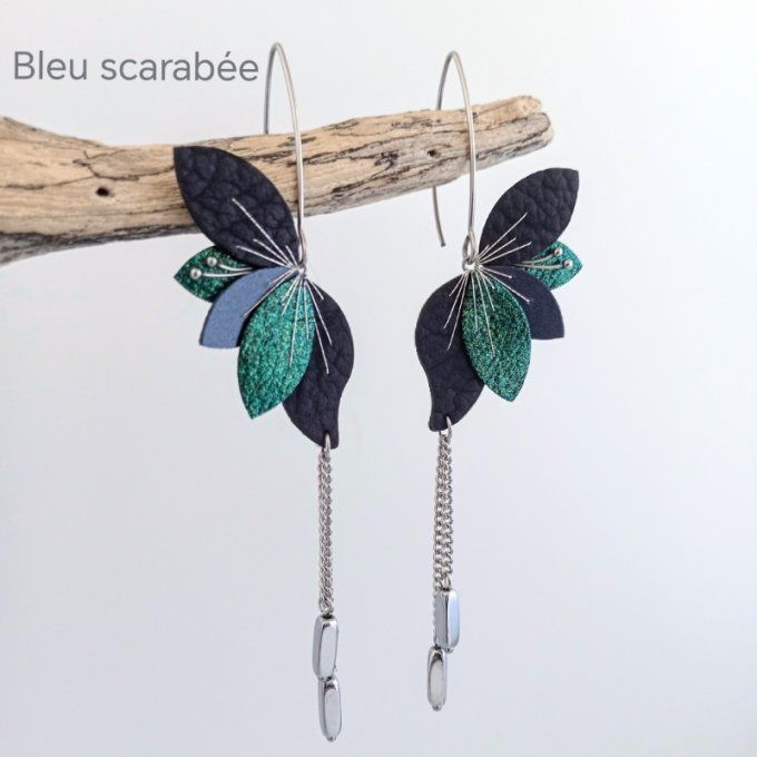 Boucles d’oreilles Lyria en cuir violet et bleu paon, rehaussées de violet nacré, bijou féerique
