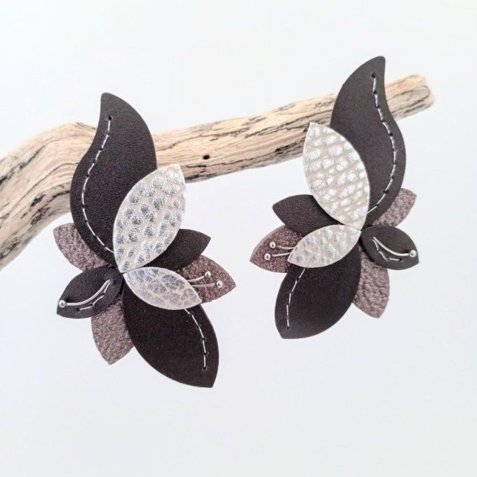 Boucles d'oreilles Lys, Ombre givrée. Bijou floral en cuir marrons froids et argent.